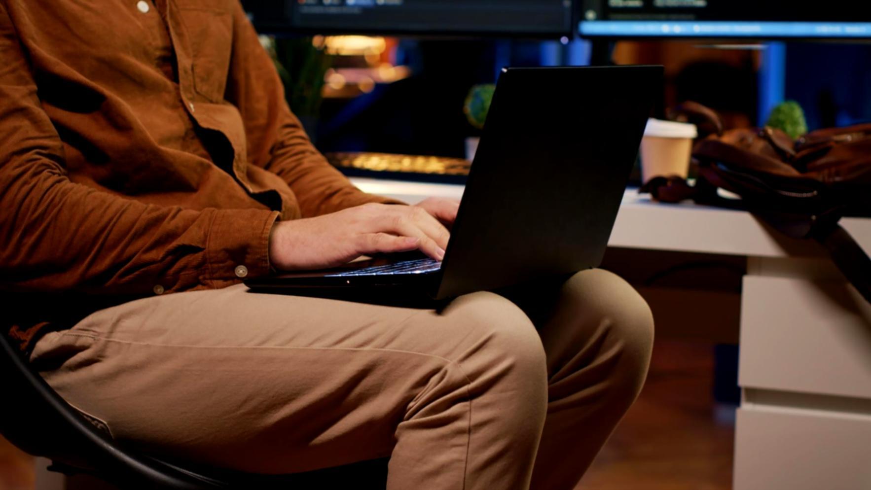 Modernes Entwicklerarbeitsplatz mit mehreren Bildschirmen und innovativer Technologie